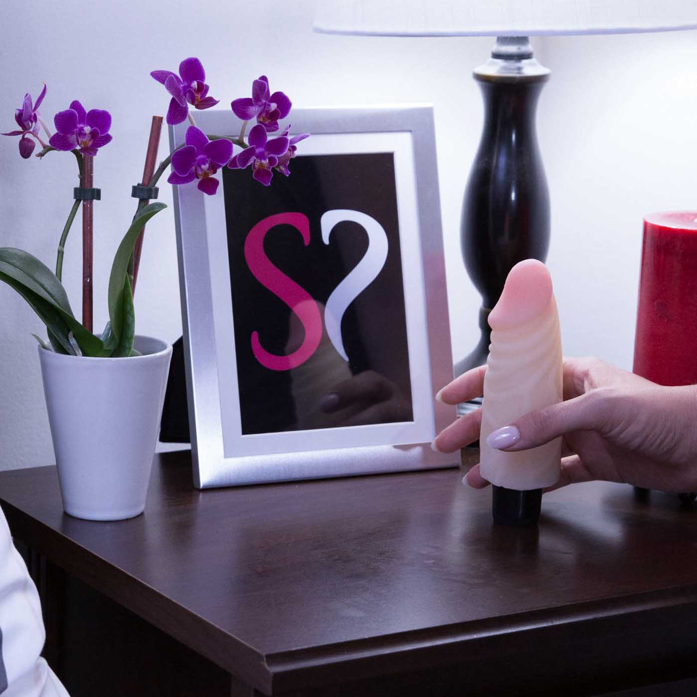 Real Feel No.4 Vibrating 6 Inch Realistic Dildo